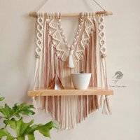 Handgemachte Makramee Regalaufhängung Boho Wanddeko Mit Teak & Kiefer von buatantanganayun