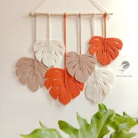 Monstera Blätter Wandbehang, Makramee Blatt, Boho Wanddekor, Geschenk Für Sie, Erdton Dekoration von buatantanganayun