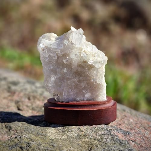 budawi-® Kleine Bergkristall-Stufe auf Holzsockel – Natürlicher Kristall als edle Dekoration – Unikat aus echtem Bergkristall – Klarer Edelstein zur Raumgestaltung & Inspiration von Budawi