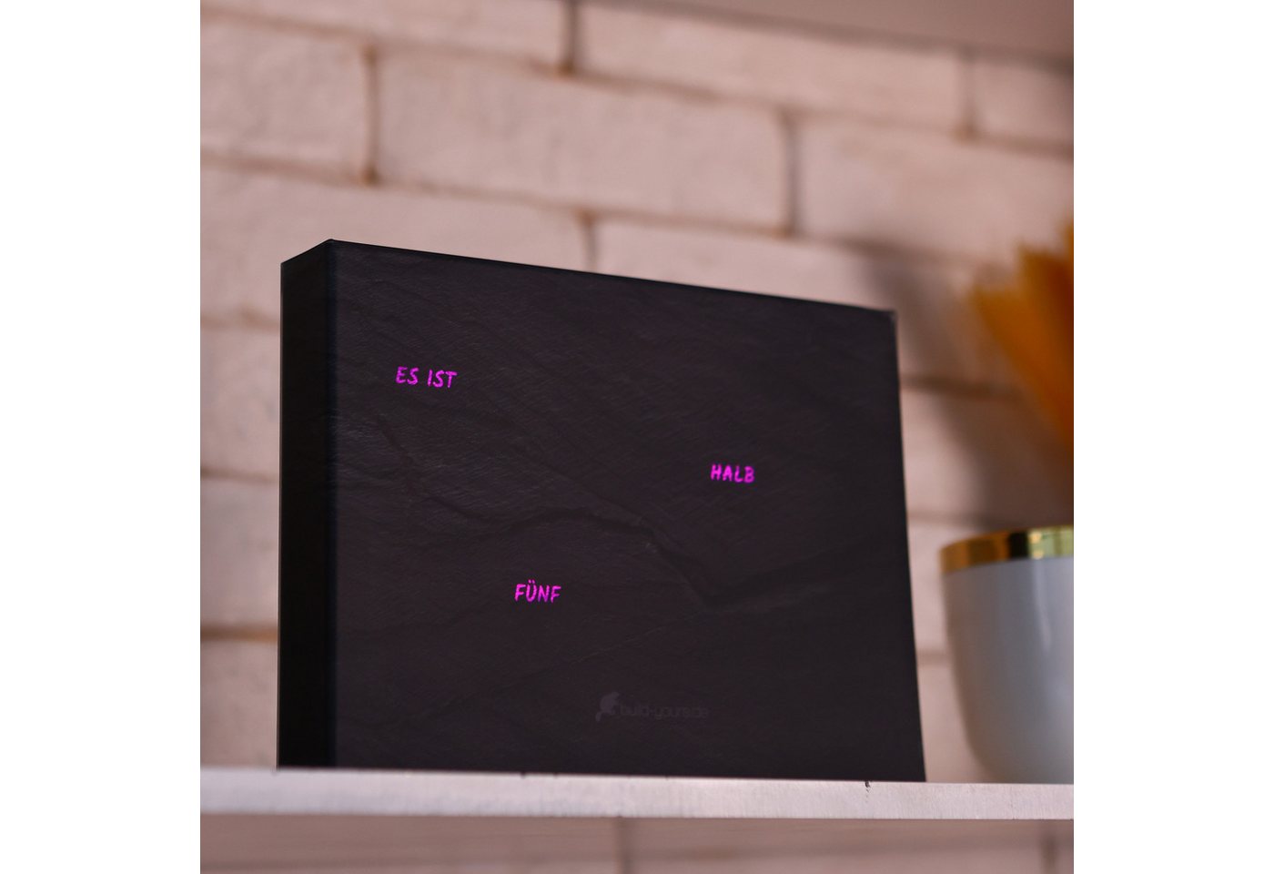 build-yours.de Standuhr BoxClock PLA - Die Wortuhr für den Schreibtisch - LED Standuhr von build-yours.de