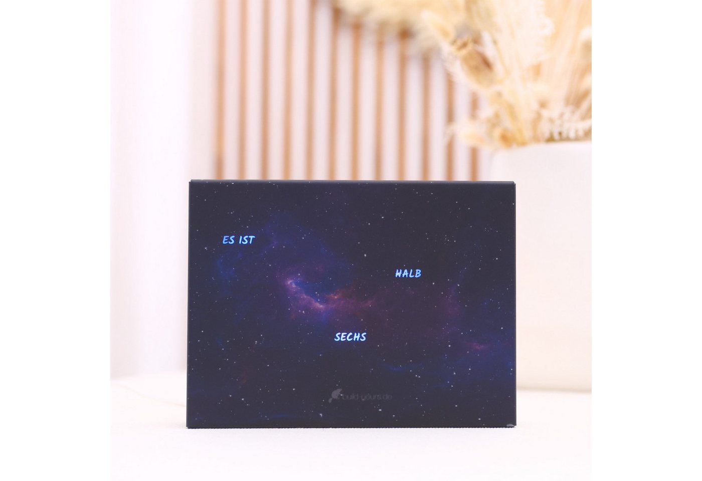 build-yours.de Standuhr BoxClock PLA - Die Wortuhr für den Schreibtisch - LED Standuhr von build-yours.de