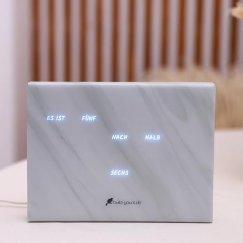 build-yours BoxClock Weißer Marmor Optik – Digitale Tischuhr mit LED-Anzeige, WLAN und verstellbarem Ständer – Schlanke Uhr für Büro, Zuhause und Moderne Einrichtung von build-yours