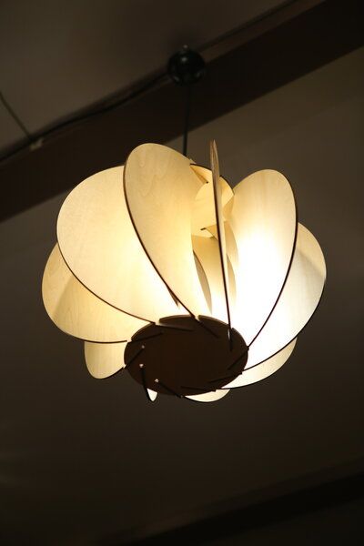 build-yours Holz-Lampe mit einstellbarer LED -Beleuchtung und Fernbedienung von build-yours
