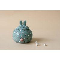 Bunny Schmuckschatulle, Handmodellierte Dose Aus Unikat Keramik Mit Deckel, Schmuckschatulle in Hasenform von byDomi