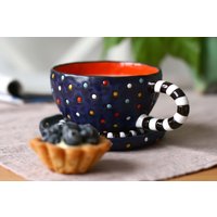 Polka Bot Tassen, Schwarze Und Weiße Griffe, Handgemachte Keramik Kaffeetasse Im Handgeschnitzten Dots Muster von byDomi