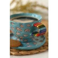 Tasse in Wolken Und Regenbogen, Handgeschnitzt Blumenmuster, Regenbogen Henkel | Auf Bestellung von byDomi