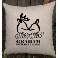 Personalisierte Buck Und Doe Hochzeitskissen - Benutzerdefinierte Nachname & Datum Personalisierte Buck Und Doe Hochzeitskissen - Benutzerdefinierte Nachname & Datum von bylouisegifts