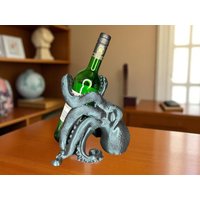 Kraken Weinflaschenhalter - 3D-Gedruckter Flaschenständer Im Oktopus-Design | Maritimes Wohnaccessoire & Geschenkidee Kraken Weinflaschenhalter - 3D-Gedruckter Flaschenständer Im Oktopus-Design | Maritimes Wohnaccessoire & Geschenkidee von cAPPacityGmbH