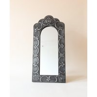 Metall Repoussé Wandspiegel Metall Repoussé Wandspiegel von cabinetthestore