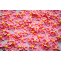 Handgemachte Rosa Funkelnde Königliche Zuckergussblumen Mit Gelber Zuckerperle in Der Mitte von cakeartbychristy