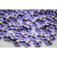 Lavendelfarbene Königliche Zuckergussblumen Mit Gelben, Matten Zuckerperlen Und Glitzern | 50 Oder 100 von cakeartbychristy