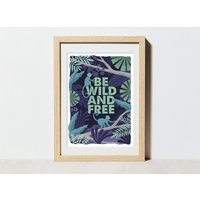 Poster "Be Wild & Free" | Affirmation Freiheit A4 Plakat Fsc® Zertifikat Hochwertiger Kunstdruck Affen Im Dschungel Naturliebe von calendarstories