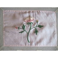 Vintage Antike Rosa Satin Und Spitze Tischschal Mit Einer Einzelnen Gestickten Rose von cammoo