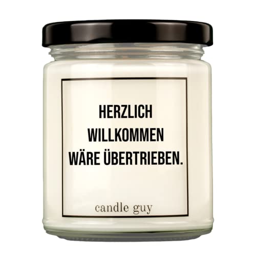 candle guy Duftkerze | Herzlich willkommen wäre übertrieben. | Handgemacht aus 100% Sojawachs | 70 Stunden Brenndauer von candle guy