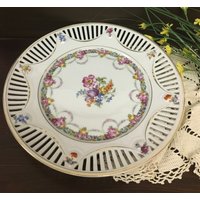 Schöne Deutsche Vintage Retikulierte Rim Platte Mit Blumenmuster-Ausschnitten Auf Dem Rand Helle Weiße Vivid Florals Kabinett Wandkunst Schöne Deutsche Vintage Retikulierte Rim Platte Mit Blumenmuster-Ausschnitten Auf Dem Rand Helle Weiße Vivid Florals Kabinett Wandkunst von capemayantiquesinc