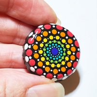 Regenbogen Dot Art Mandala, Handbemalter Upcycling Flaschenverschluss Magnet von capturedimagination