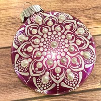 Rosa Perle, Handbemalte Mandala Christbaumkugel, Großes Unikat Dot Art Ornament, Bruchsicher von capturedimagination