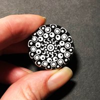 Schwarz Weißer Refridgerator Magnet, Upcycling Flaschenverschluss, Handbemalter Dot Art Mandala, Polka Twist von capturedimagination