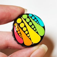 Tropfen Regenbogen Dot Art, Handbemalter Upcycling Flaschenverschluss Magnet von capturedimagination