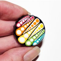 Tropfen Regenbogen Dot Art, Handbemalter Upcycling Flaschenverschluss Magnet von capturedimagination