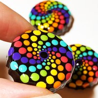 Upcycling Flaschenverschluss Magnete, Handbemalte Dot Art Mandalas, Regenbogen Wirbel Swirl von capturedimagination