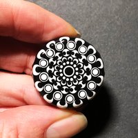 Upcycling Flaschenverschluss Refridgerator Magnet, Handbemalter Dot Art Mandala von capturedimagination