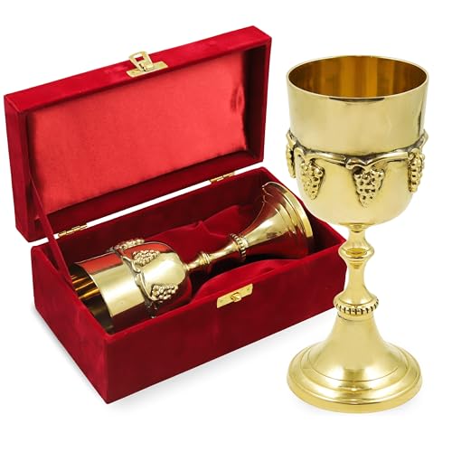 Messing-Kelchkelch mit aufwendigen Trauben-Details und roter Samtbox, goldfarbene Kommunionstasse für Kirche, Messe, religiöse Zeremonien, christliche Eucharistie, Heilige Rituale von carfar