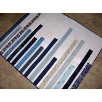 Baby Blues Versandfertig Süßer Und Moderner Quilt Für Einen Modernen Baby Jungen Als Perfektes Duschgeschenk von carolinasquirrell