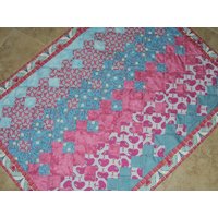 Blühen Ein Moderner Baby Quilt Von Quilts By Elena von carolinasquirrell