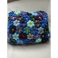 Handgearbeitete Blütenkissen von carolinehandmadebyCS