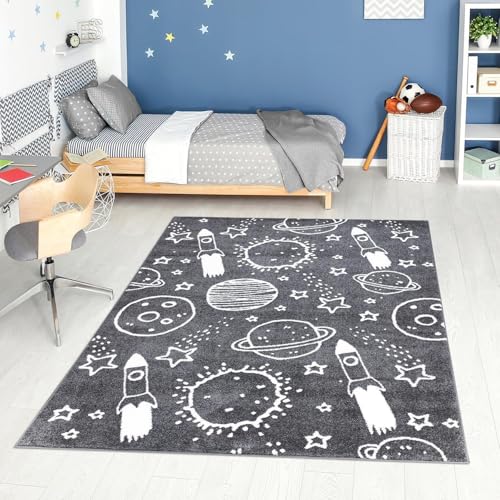 carpet city Teppich Kinderzimmer Weltall - Dunkel-Grau - 80x150 cm - Kinderteppich Kurzflor mit Sternen, Raketen, Planeten - Weicher Flor von carpet city
