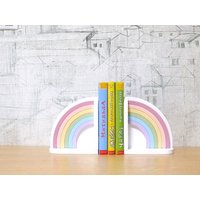 Baby Buchstütze - Buchstützen Regenbogen Kinderzimmer Deko Bücherständer Pastell Für Kinder Geschenk Boho von carpinterowood