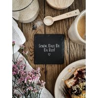 Schieferuntersetzer „Schön, Dass Du Da Bist" 4Er-Set, Gravierte Untersetzer Als Geschenkidee Zur Hochzeit, Geburtstag Oder Mädelsabend von casaferraro