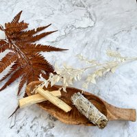 Olivenholzschale Mit Weißem Salbei Und Palo Santo von celebrateandlive