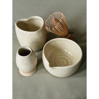 Handgefertigtes Keramik Matcha Set | Matcha Schale + Schneebesenhalter Herzschale von ceramicbyjulia