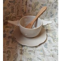 Tasse Oder Kleine Schüssel Und Ihre Perlweiße Steinzeuguntertasse von ceramicsndm