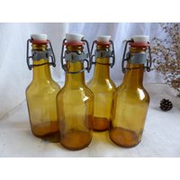 Satz Von 4 Französisch Vintage Bernstein Gold Glasflaschen Mit Porzellan-stopper. Land. Natürliche Wohnkultur. Glasflasche von chanterellevintage