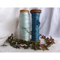 Set Aus 2 Französisch Jahrgang Große Hölzerne Maschine Spulen Mit Seidenen Faden. Teal Blau Eisblau. Jeanne D " Arc Leben Nordic Rustikales Landhaus Set Aus 2 Französisch Jahrgang Große Hölzerne Maschine Spulen Mit Seidenen Faden. Teal Blau Eisblau. Jeanne D " Arc Leben Nordic Rustikales Landhaus von chanterellevintage