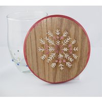 Tabelle-Medaillon Schneeflocke Muster Auf Holz Gemalt von charmescreations