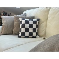 Gehäkeltes Kissen 30x30 Karomuster/Schachbrettmuster Checkboardmuster Genäht Mit Teddystoff Weiß Grau von checkmade