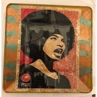 Angela Davis Schwarz Power Glas Sammler Mittlere PlatteSigniert, Nummeriert Angela Davis Schwarz Power Glas Sammler Mittlere PlatteSigniert, Nummeriert von cheetahrama