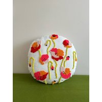 Blumen Runde Punch Nadel Kissen | Handgefertigter Runder Kissenbezug Mit Mohnblumen von chillandhome