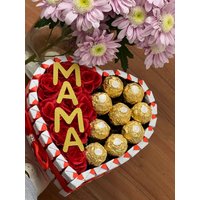 Kinderriegel Torte Oder Box Für Die Mama Zum Muttertag. Ideal Als Muttertagsgeschenk. Mit Roten Künstlichen Rosen Und Rocher Ferrero. Liebe von chocogiftss