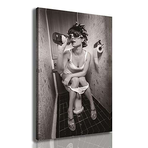 Black and White Leinwände Drucke Sexy Frau auf Toilette mit Zigarette und Schnaps Nordic Leinwand Kunst Poster und Drucke Bar Badezimmer Wandkunst Bild Kunstwerk Dekor (Mit Rahmen-A, 16x24inch) von chongjian