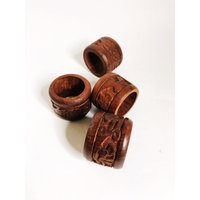 Vintage Teak Holz Serviettenringe Handgeschnitztes Blumenmuster, 4Er Set von chrisaliciavintage