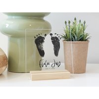 Baby-Fußabdruck Aus Acryl Mit Holzständer, Personalisiertes Geschenk Für Mama, Fußabdruck Den Fußabdrücken Ihres Babys, Neugeborenes von circleandsquaredecor