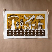 Fröhliche Pilze in Senffarbenem Siebdruck Mehlsack Geschirrtuch von clairemanning