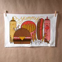 Mehlsack Geschirrtuch Mit Hot Dog Hamburger Aufdruck in Gelb, Rot, Tabak Und Braun von clairemanning