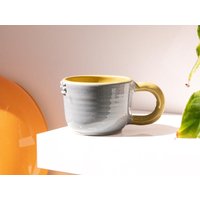 Moody Buddy - Tasse Grumpy Face Keramiktasse Niedliches Handgemachtes Steingut Kaffee Tee Einzigartiges Geschenk Lavendel Gelb Grün Orange Rosa Blau von clayheadstudio