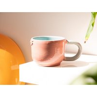 Moody Buddy - Tasse Grumpy Face Keramiktasse Niedliches Handgemachtes Steinzeug Kaffee Tee Einzigartiges Geschenk Pink Blau Grün Orange Lavendel Gelb von clayheadstudio